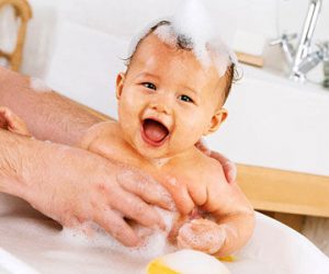  حمام کردن نوزاد بعد زایمان 