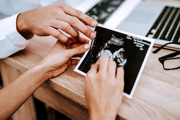 بررسی ناهنجاری ها یا نقایص مادرزادی در سونوگرافی سه ماهه دوم و سوم انجام می‌شود