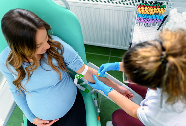 کاربرد سونوگرافی و آزمایش خون در غربالگری بارداری متفاوت است و هر کدام می توانند مادر باردار و فرزند وی را از نظر بیماری های خاصی غربالگری کنند.